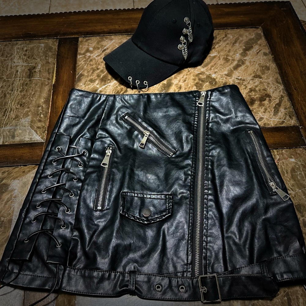 Black Leather Skirt with Zipper Details and hat - Picture 1 of 7